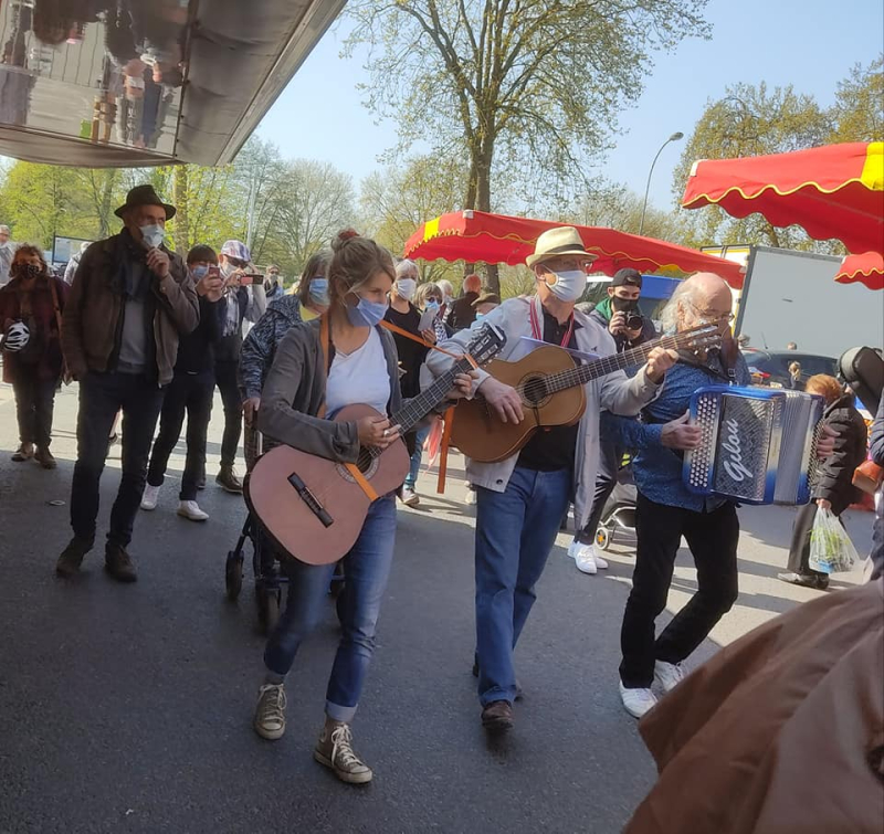 A band of troubadors