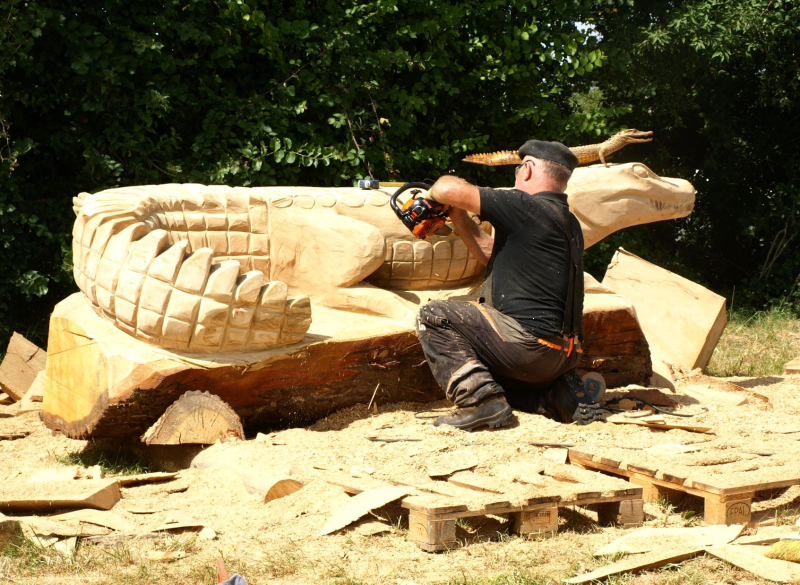 Chainsaw scupture in action