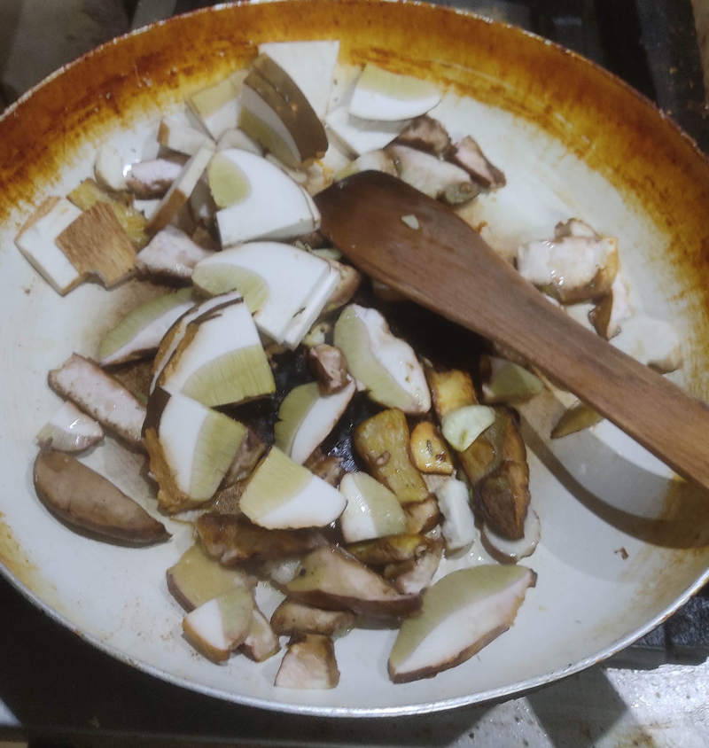 Eating cepes