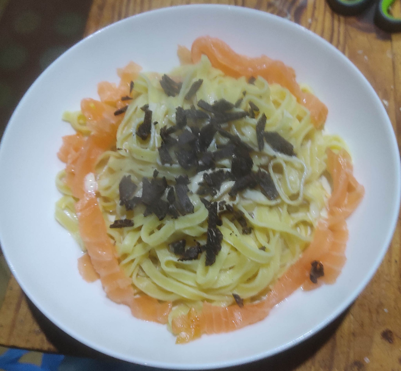 Linguine with smoked salmon cream and truffle