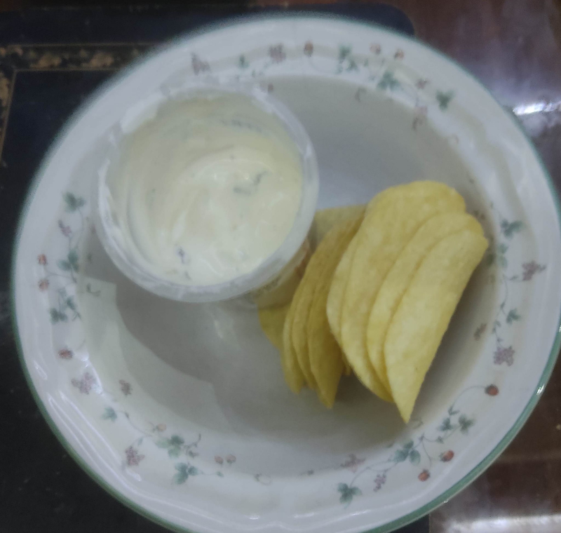Cream cheese dip with truffle and crisps