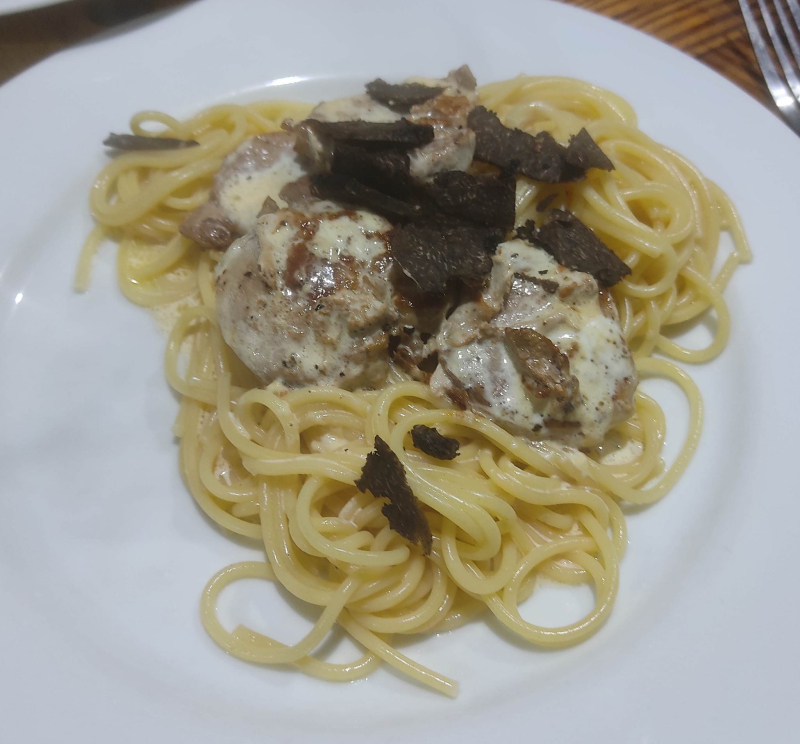 Spaghetti with medallions of pork loin cream and truffle
