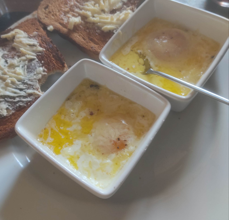 Baked eggs with toast and truffle